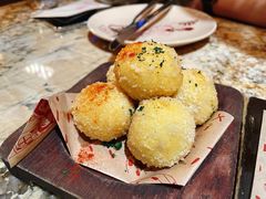 黑松露蘑菇奶油球配蒜香酱-BROWNSTONE布朗石西班牙餐厅(富城店)