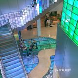 无论是屋顶还是地板上 街区内都采用炫彩的灯光进行点缀