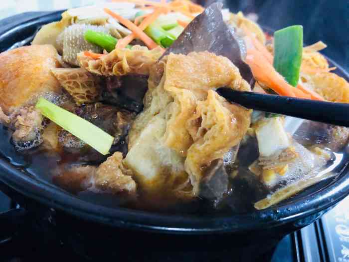 牛小二牛骨牛杂煲-"和浓郁的味道,环境还行,只是门口的话有隔.