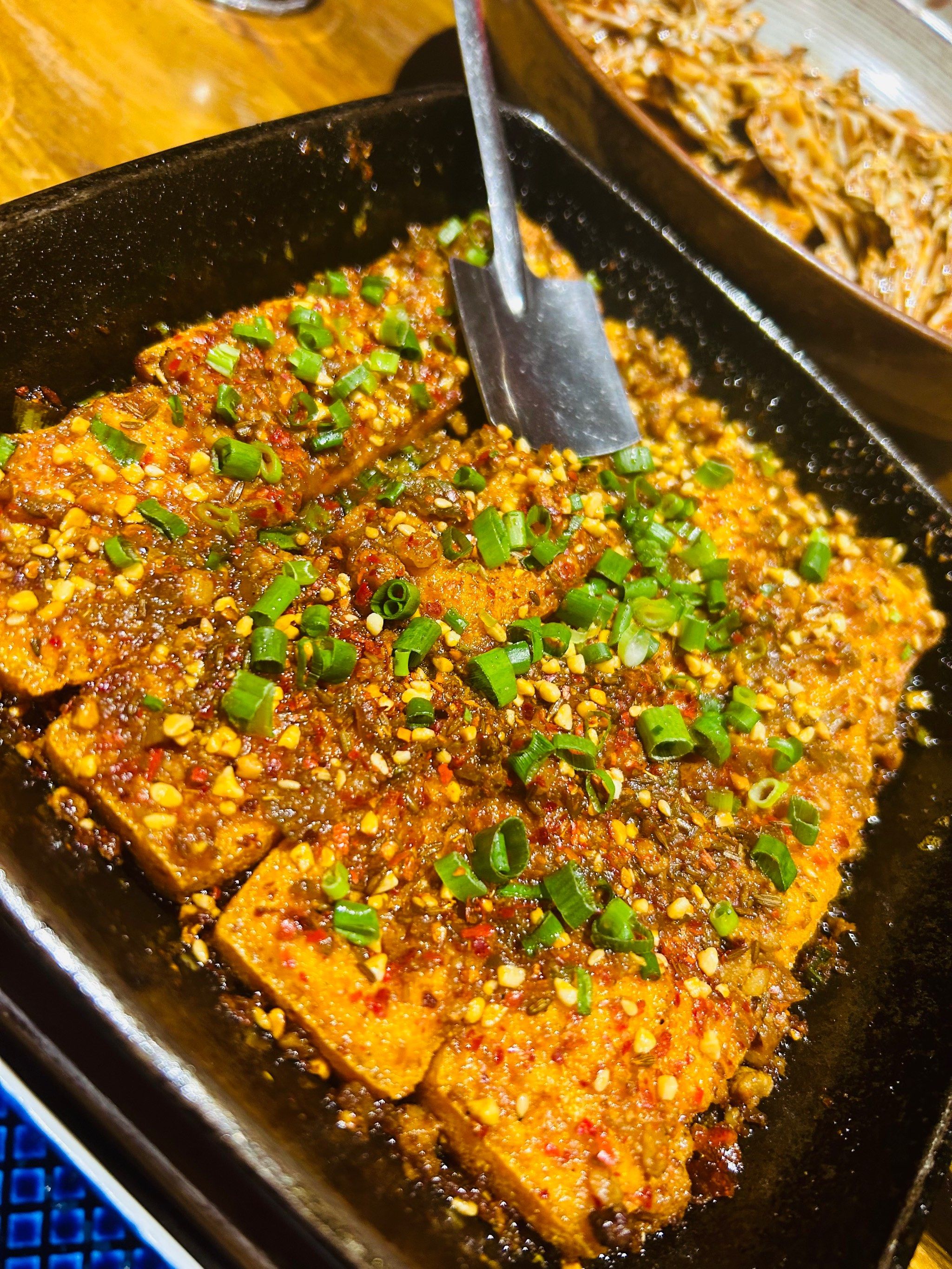 这家臭豆腐肥肠串和铁板包浆豆腐太好吃了吧!