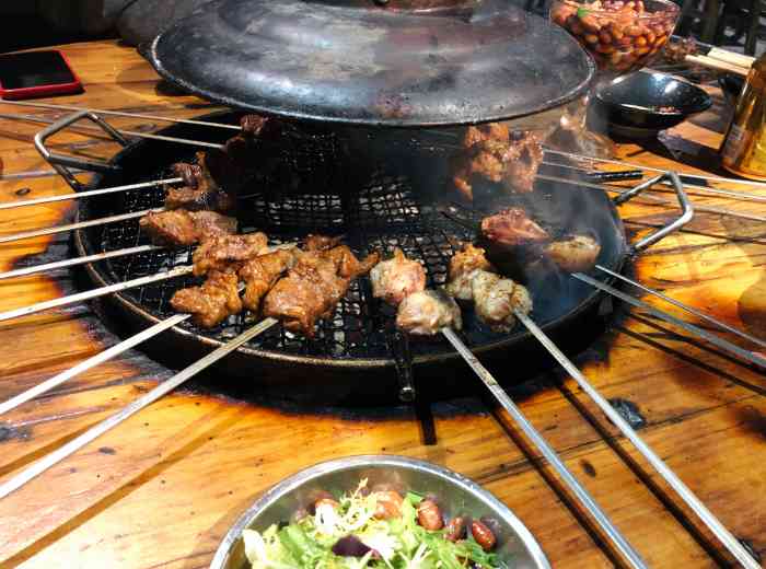 打分 来郑州出差 朋友推荐了这家  烤肉比较有特色 味道也不错 环境