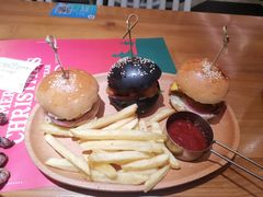 赫利奥斯汉堡拼盘-HELLO MUSAE 拾光缪斯餐厅·纯正希腊风味(苏州中心店)