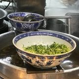 他们自制的油辣子看着通红通红的不是很辣但非常香
