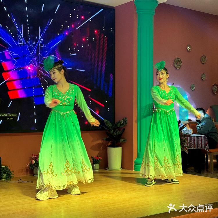 吃个饭还能看新疆小姐姐跳舞，这牌面十足‼️