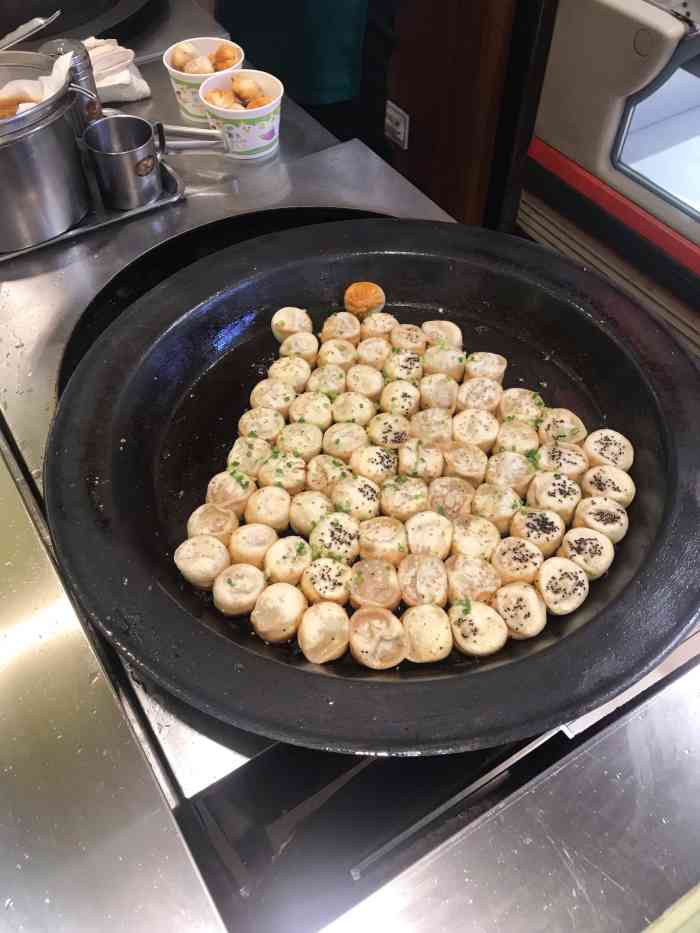金生水小笼生煎(大连商场店)-"金生水在大连商场北楼副食区,主要提供