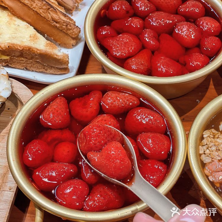 是谁想出草莓糖水配东北烧烤🍓🍢