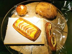 红豆碱水面包-天井·丑面包搭咖啡