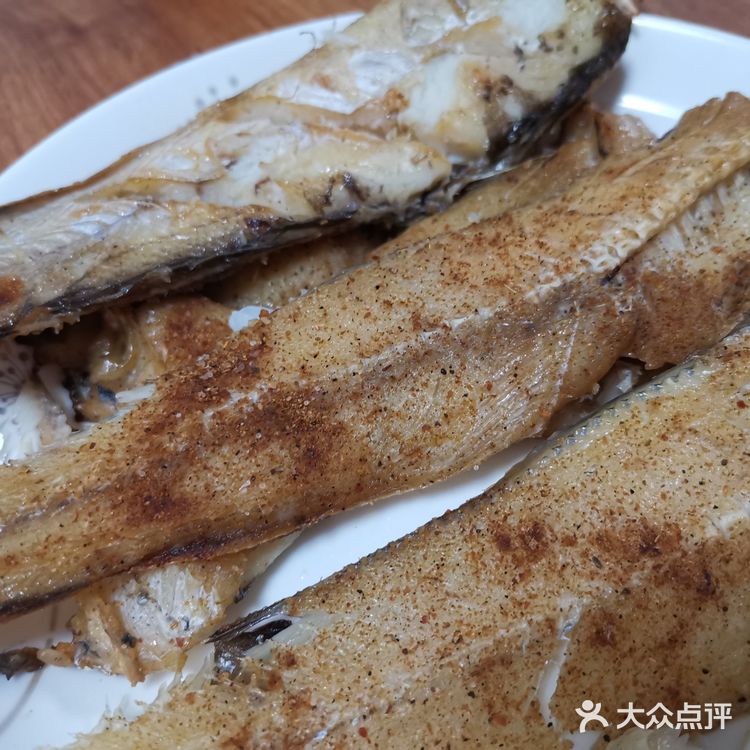 料酒，生抽，蜂蜜进行简单的腌制。其次在烤盘中垫上锡箔纸