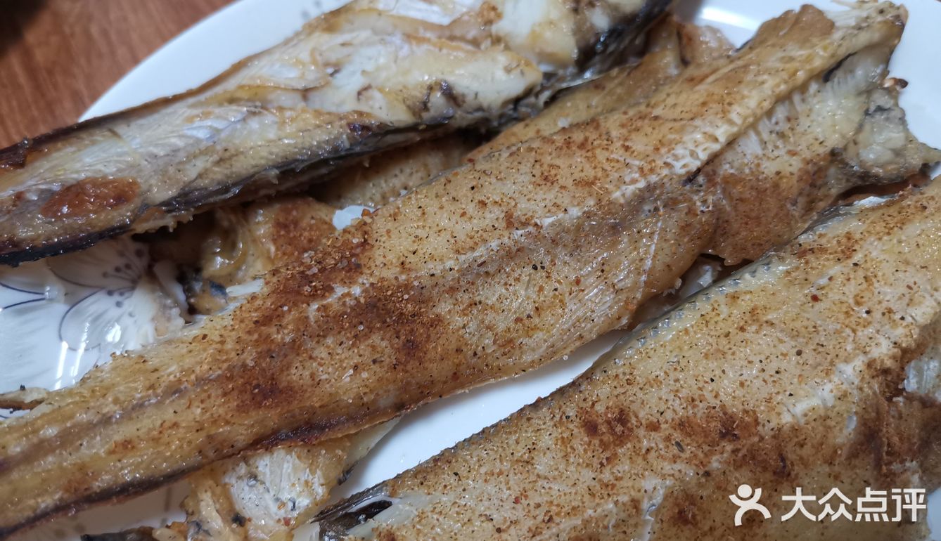 料酒，生抽，蜂蜜进行简单的腌制。其次在烤盘中垫上锡箔纸