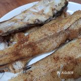 料酒，生抽，蜂蜜进行简单的腌制。其次在烤盘中垫上锡箔纸