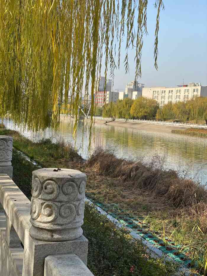 东风渠滨河公园-"那边比较偏,人相对也少.沿着河流设置了,.