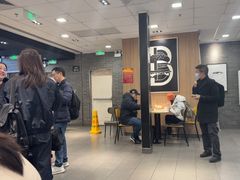 -麦当劳(上海虹桥站30B检票口楼上)