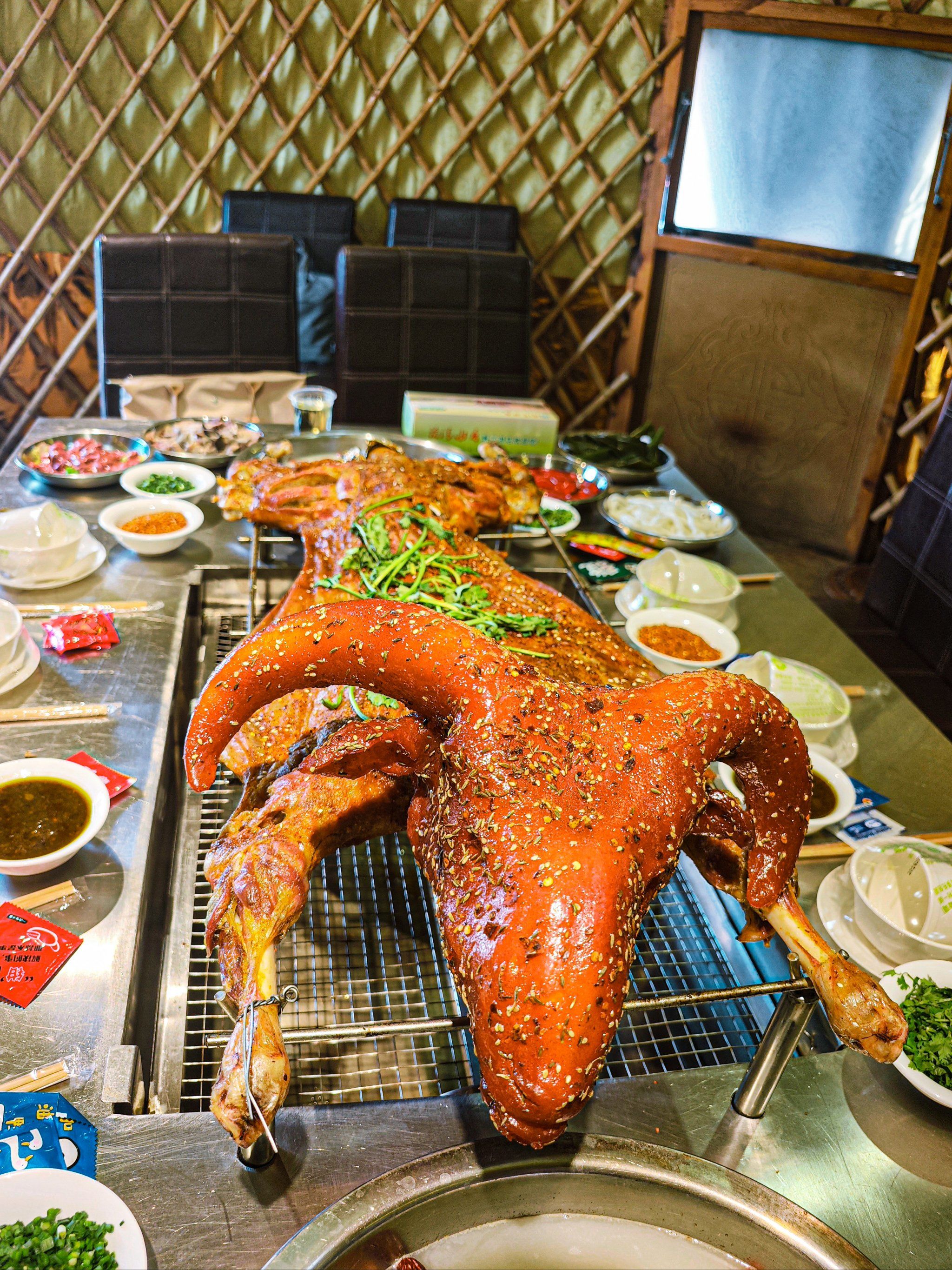 这个烤全羊🐏六个大汉一直炫也没吃完!