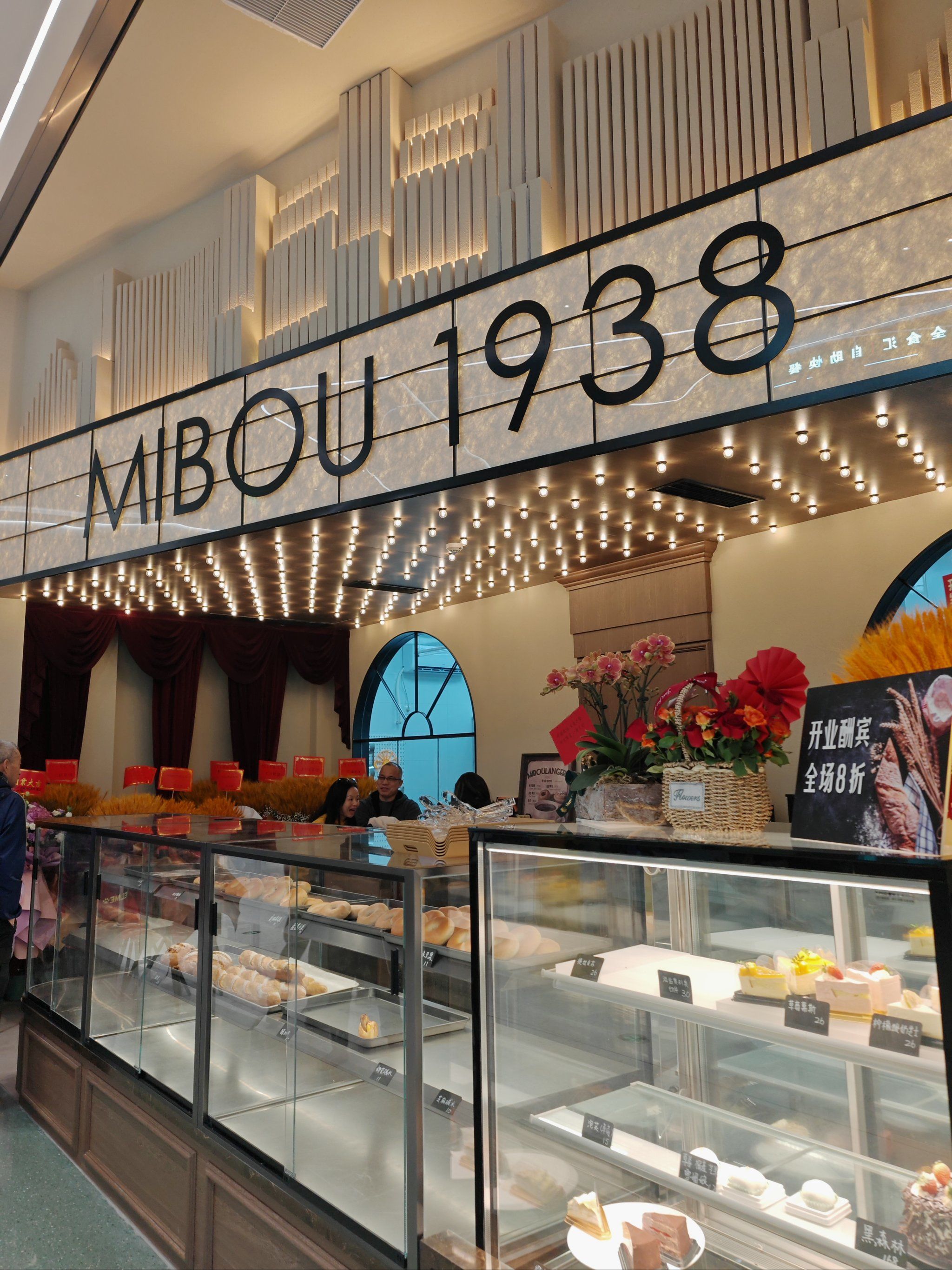 环境不错,非常优美,店铺都挺干净的