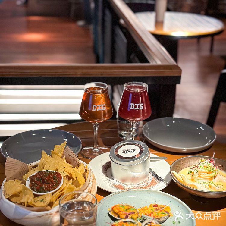 大连南山路这边的酒吧真的好爱