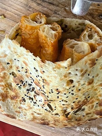 在桐乡石门镇上的寺弄路上有家小陈饺子店和纯粮土烧酒隔