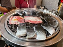 -围炉肉舍•炭烤活鳗•丹东海鲜烤肉(步行街店)