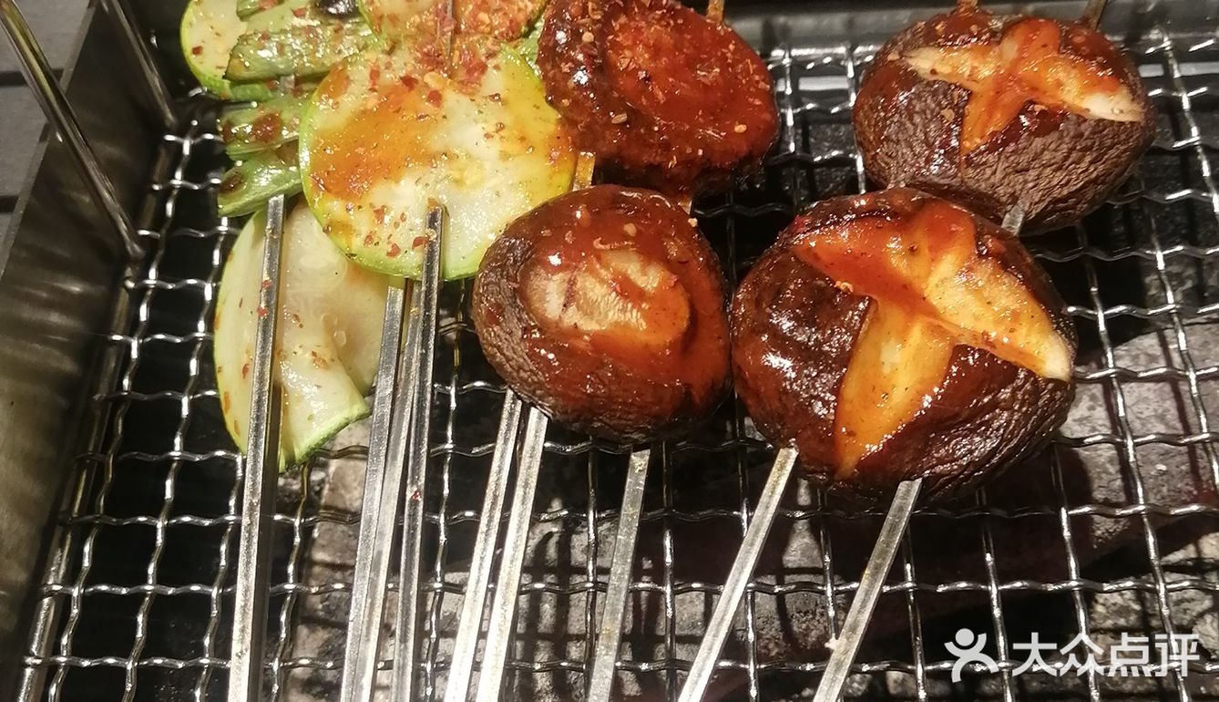 烤羊腿 这家店非常的好找,远远就能看见他家的招牌