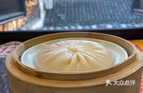 Plump Crab Roe Soup Dumplings