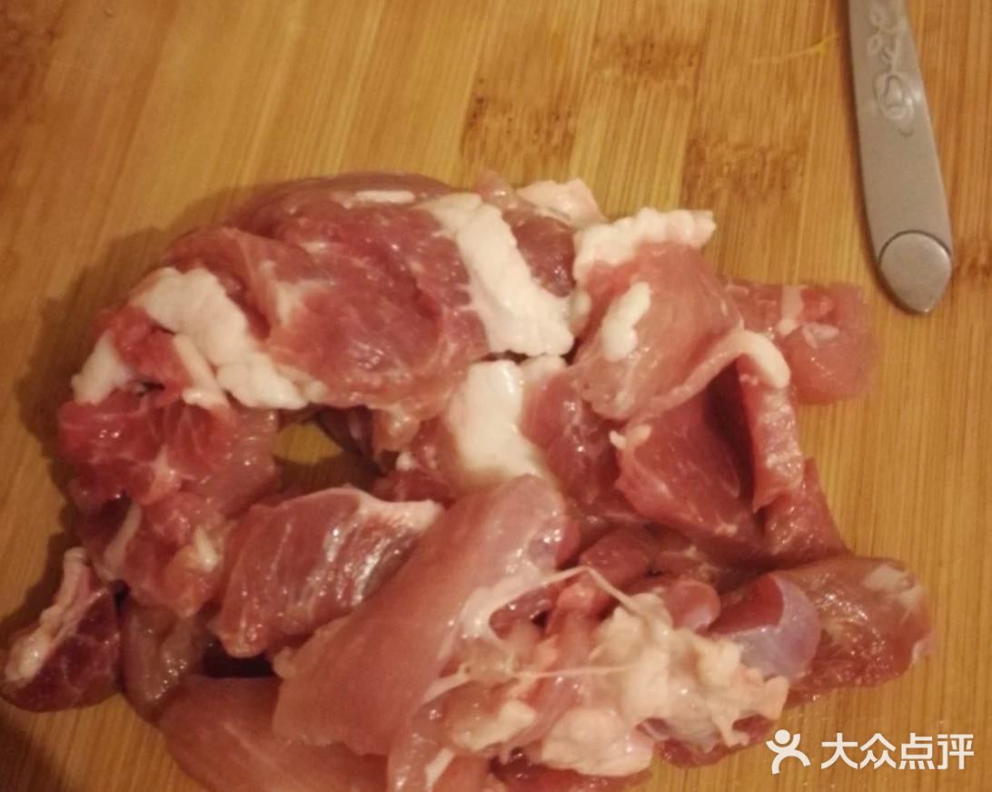 蒜苔炒肉是我的最喜欢的，简单快手而且好吃，懒人必备的菜品，