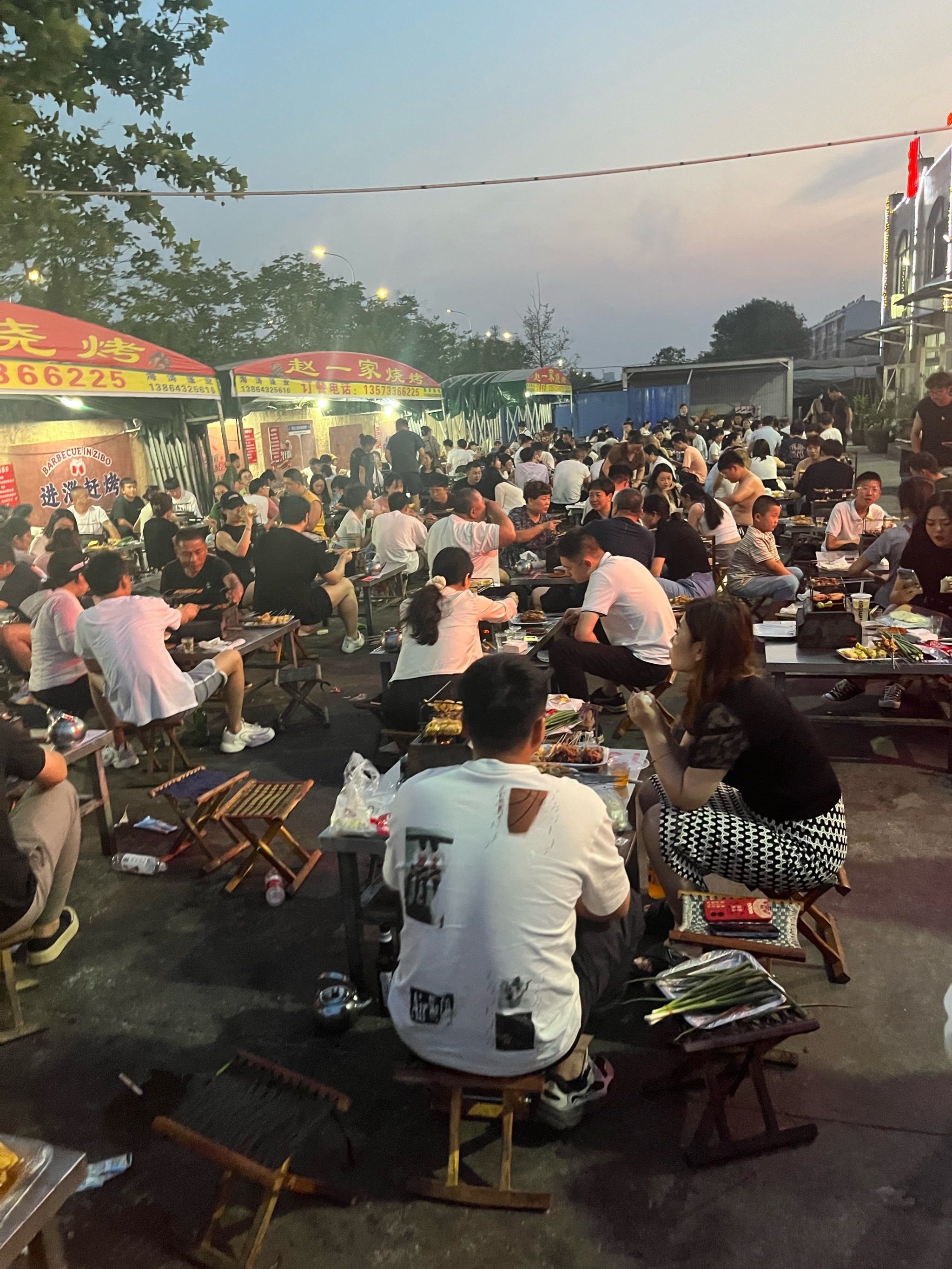 地摊夜市里的烟火艺术