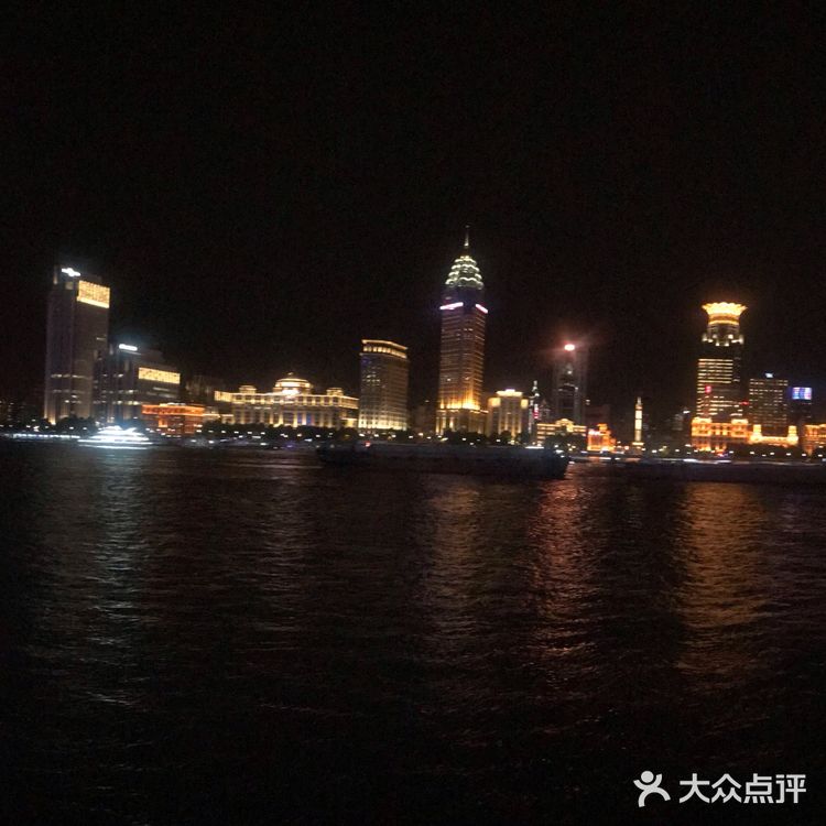 吹着江风，（有点冷），还是很舒服的