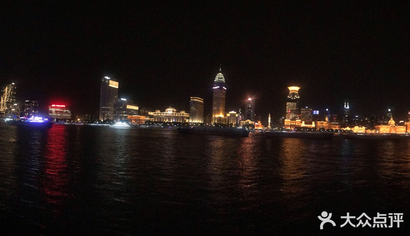 吹着江风，（有点冷），还是很舒服的