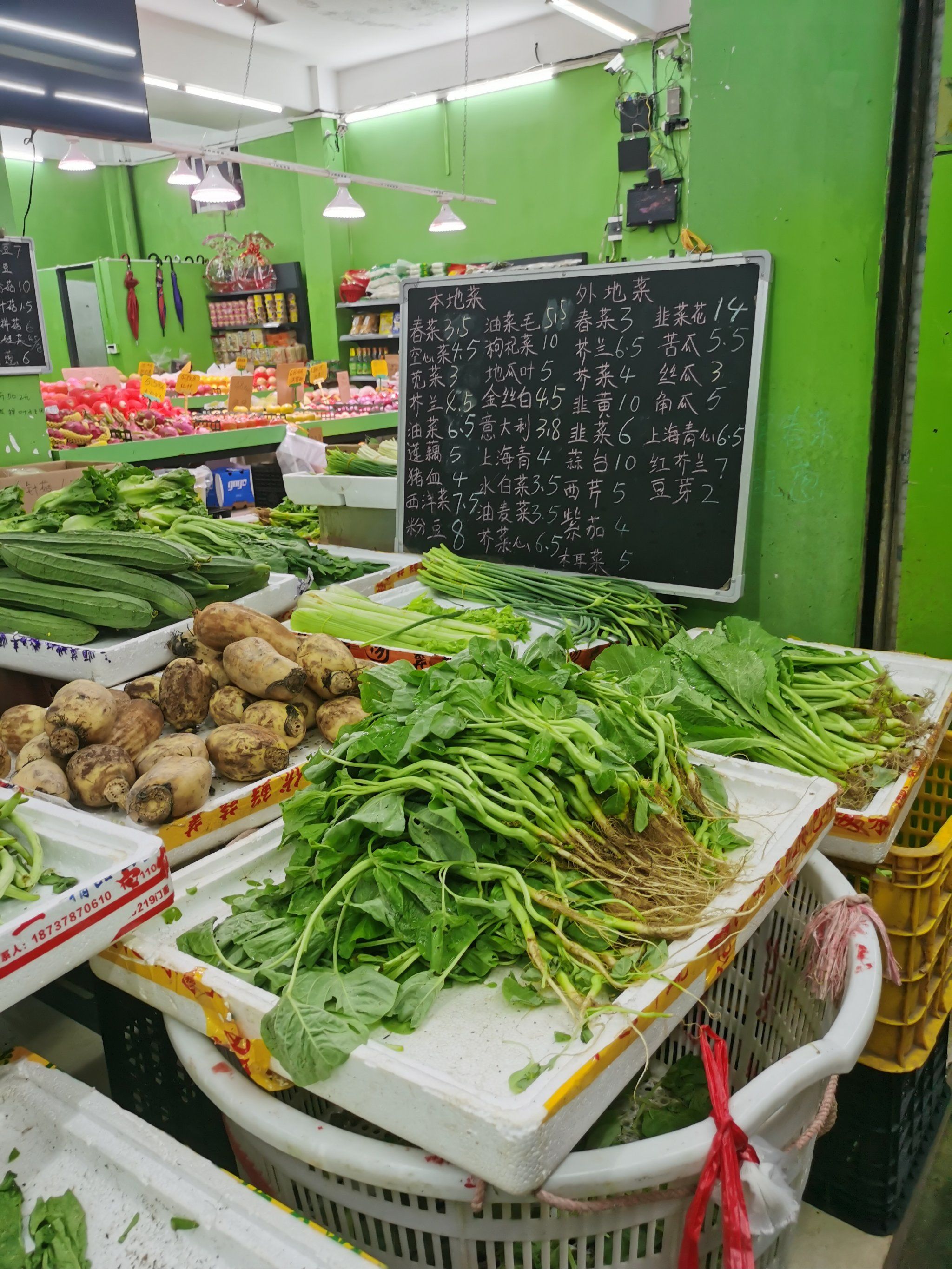 居民楼下的果园店