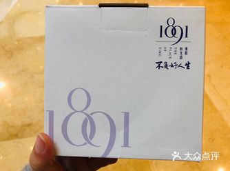 大红色，很醒目，很好看，一套一大一小两个