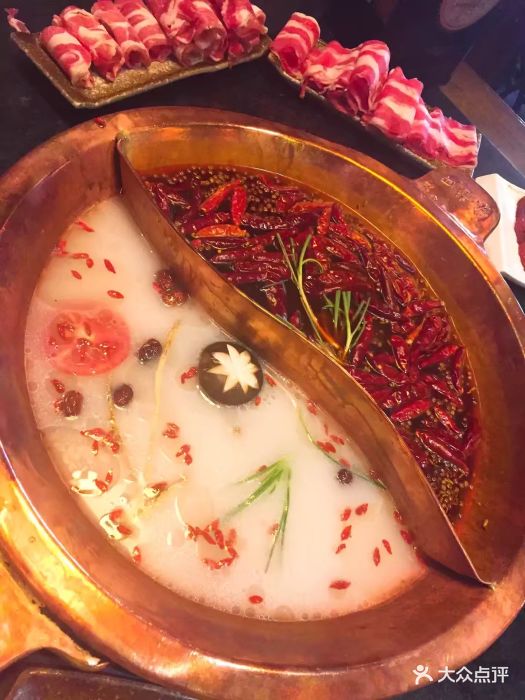 袁老四火锅(徐东店)鸳鸯八卦锅图片 - 第1张