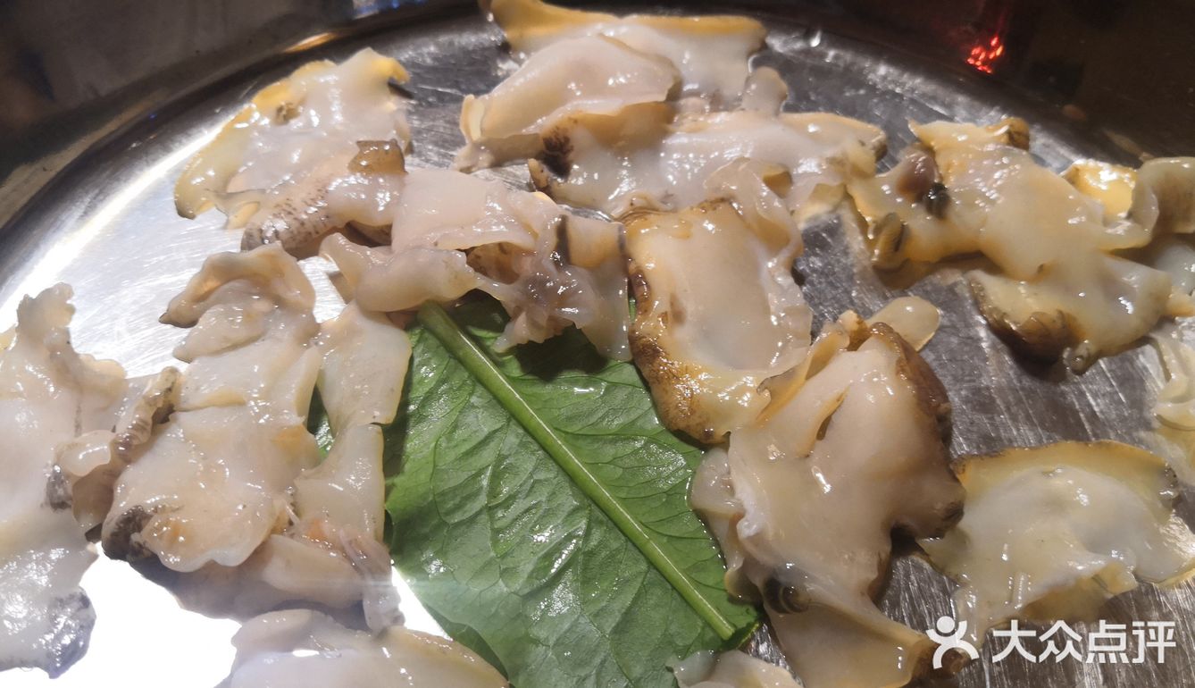 位置跟着导航很好找。点的粥水底，海螺切片