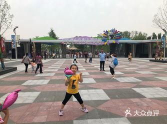 今天六一和朋友一起带宝宝们去皮影乐园游玩，孩子们玩开