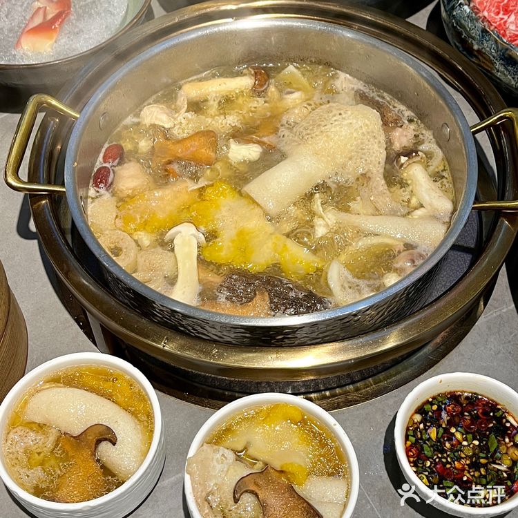 锅底是海南椰青打底茶点免费不限量，我直接爱了！