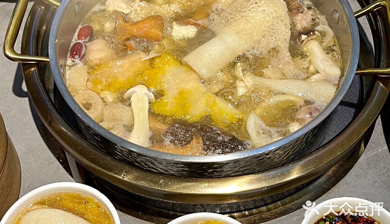 锅底是海南椰青打底茶点免费不限量，我直接爱了！