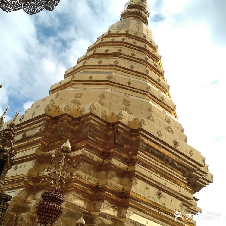 双龙寺在素贴山上面，在清迈的近郊，从清迈北门叫双条车