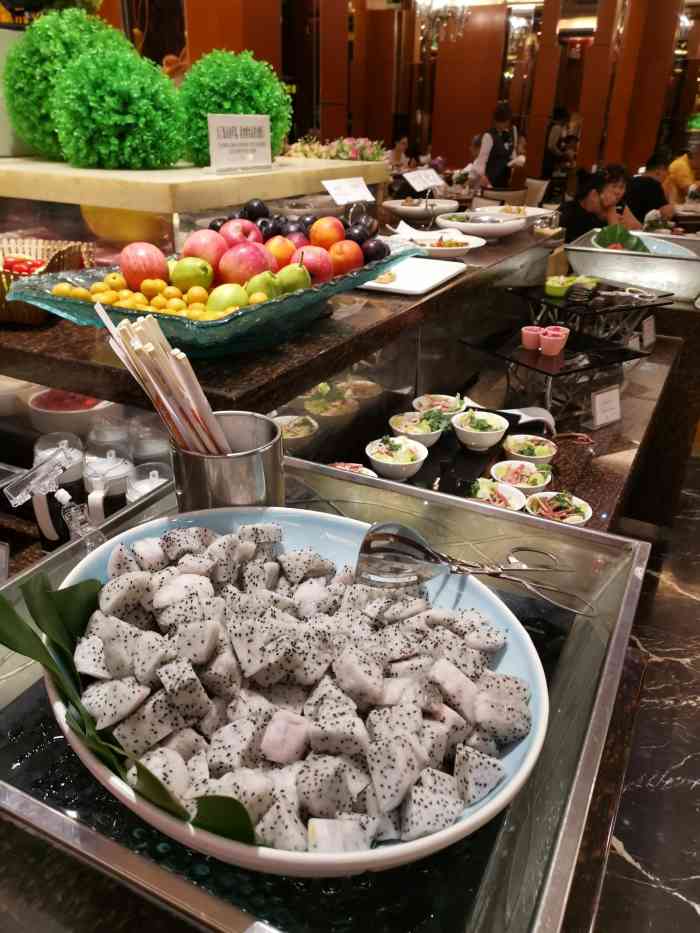 民族饭店磨坊咖啡厅-"团购的自助餐卷. 环境不错,适合约会,.