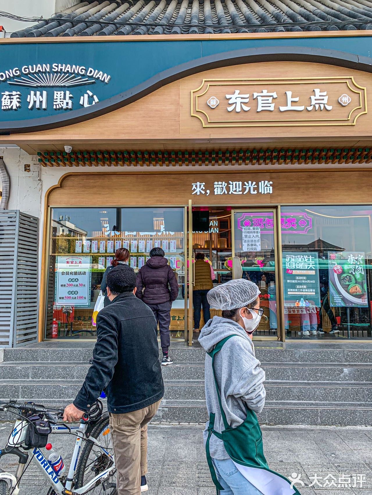 花卷上满满的肉沫拿到了刚出炉的！