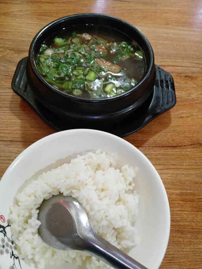 打分    /人 牛肉汤里面加了香叶,味道很不错,饭不限量.