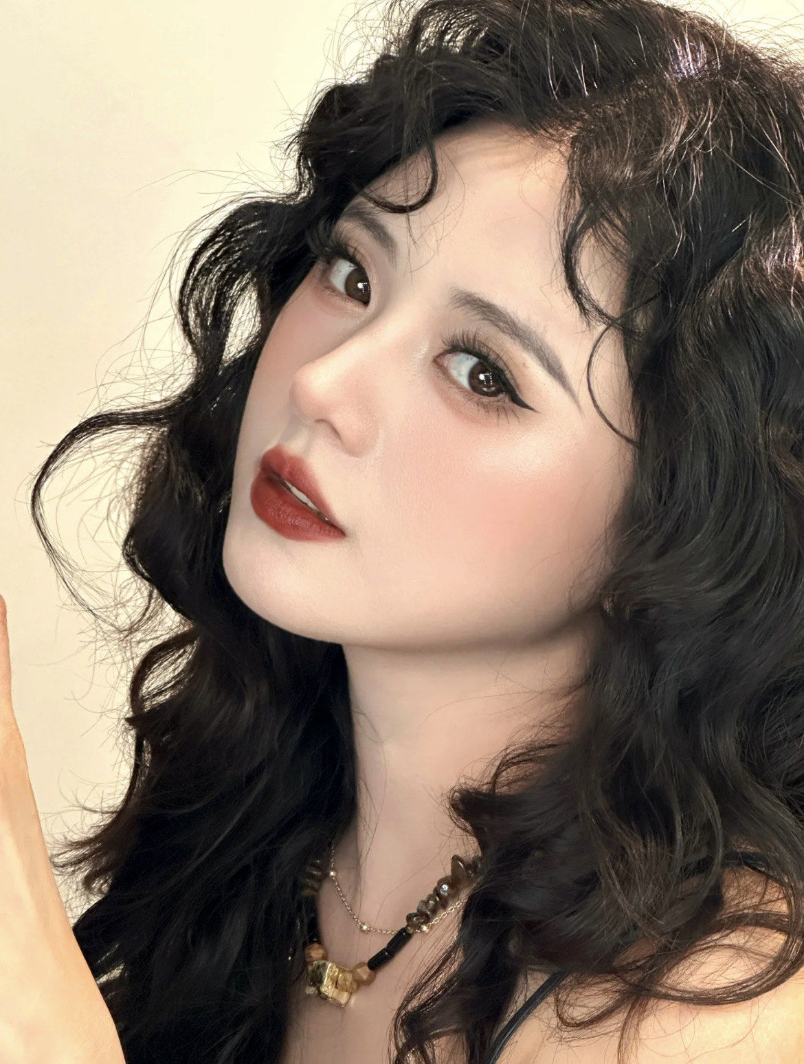 黑发复古红唇妆容