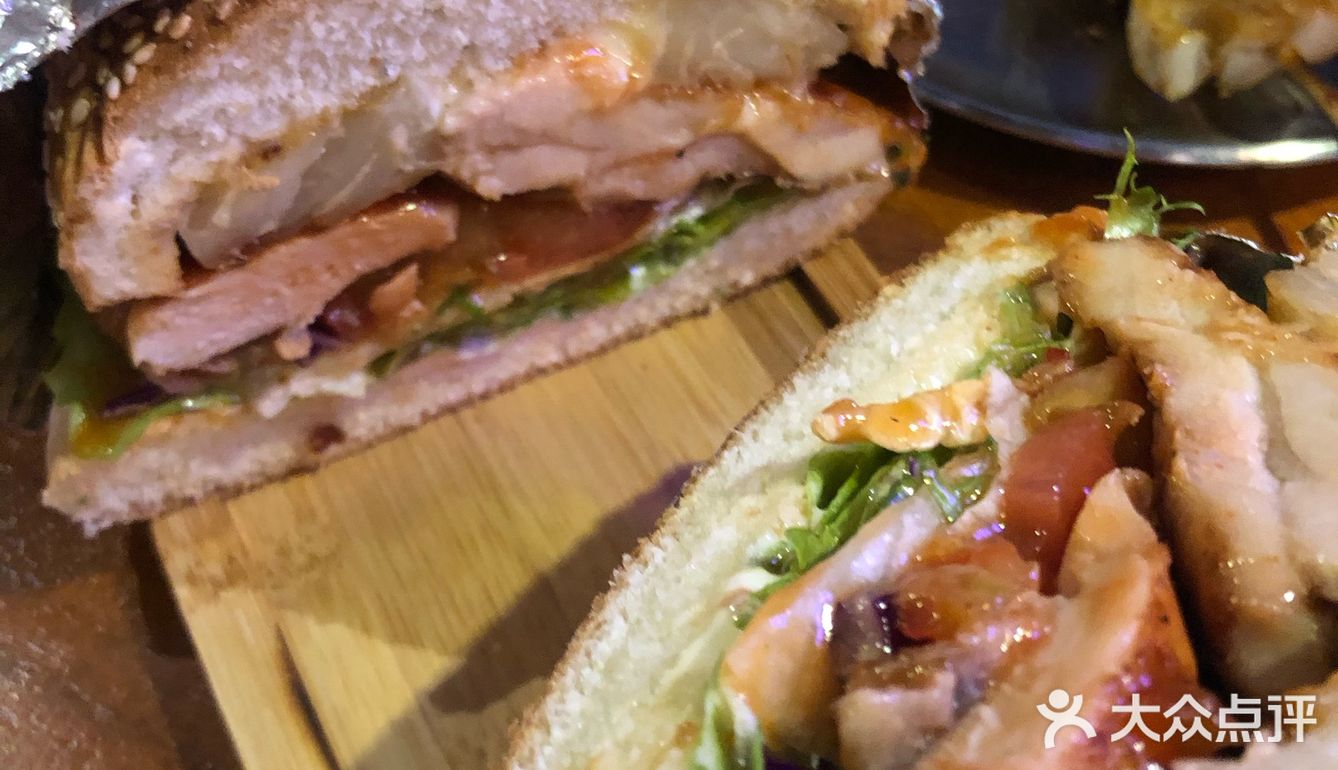 朋友拉着来的，据她说是从南锣鼓巷的店吃过来的