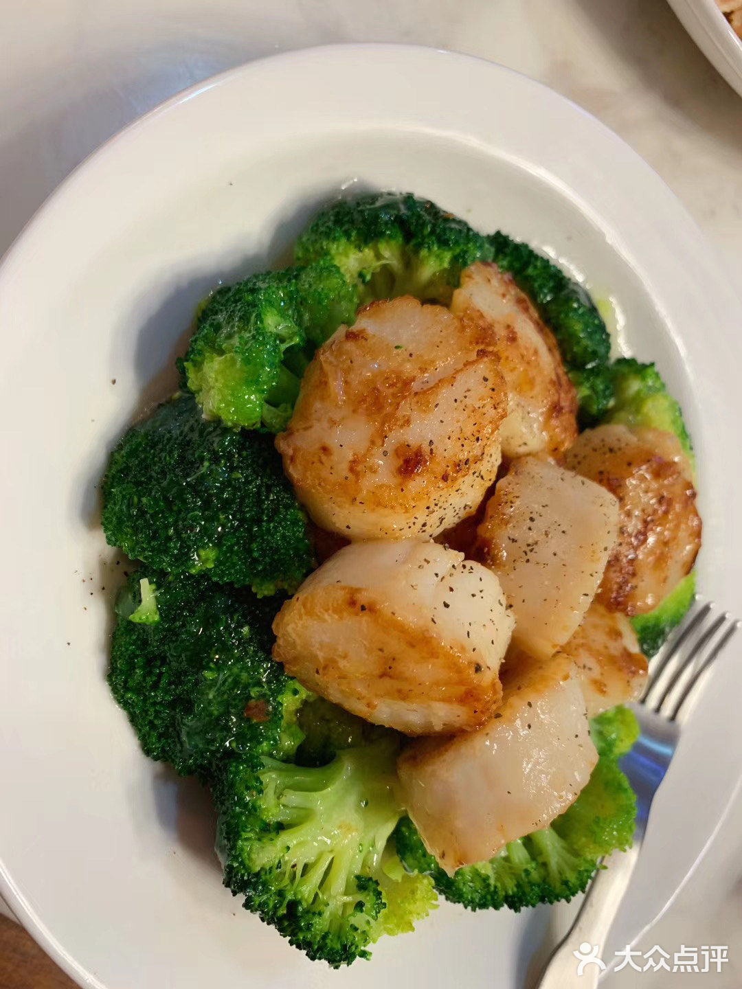 关火，用筷子夹到贝肉的周围。锅里的炒菜汁水不要倒了