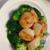 关火，用筷子夹到贝肉的周围。锅里的炒菜汁水不要倒了