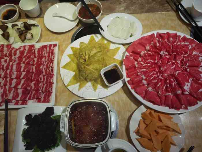 今天朋友聚餐,我们来到金富苑,门迎小姐姐-大众点评