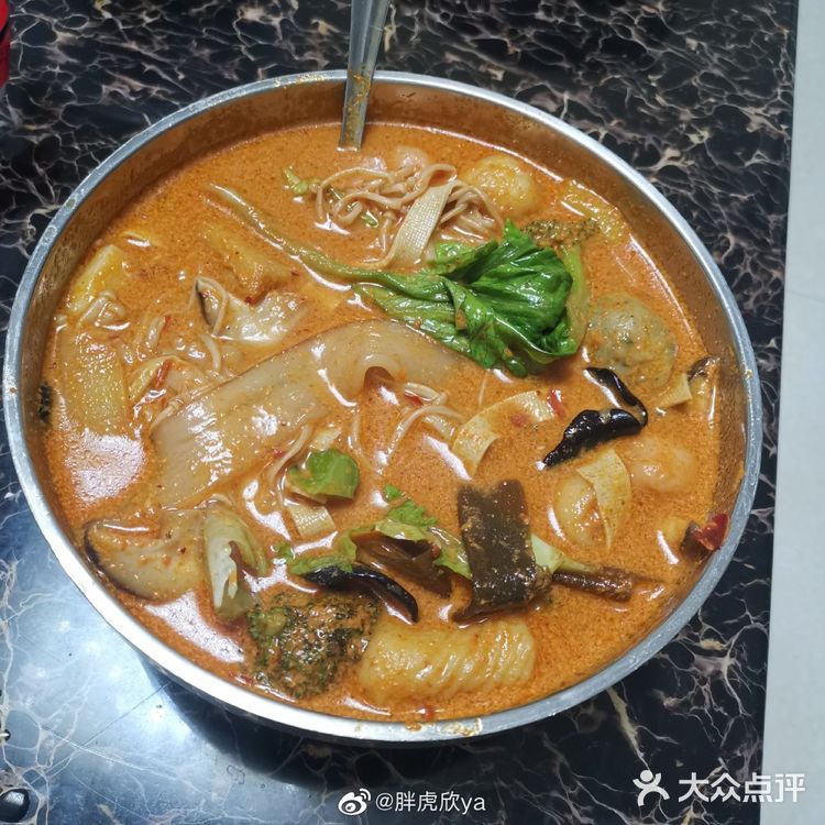 一楼，晚上坐在桌子上看手机的我