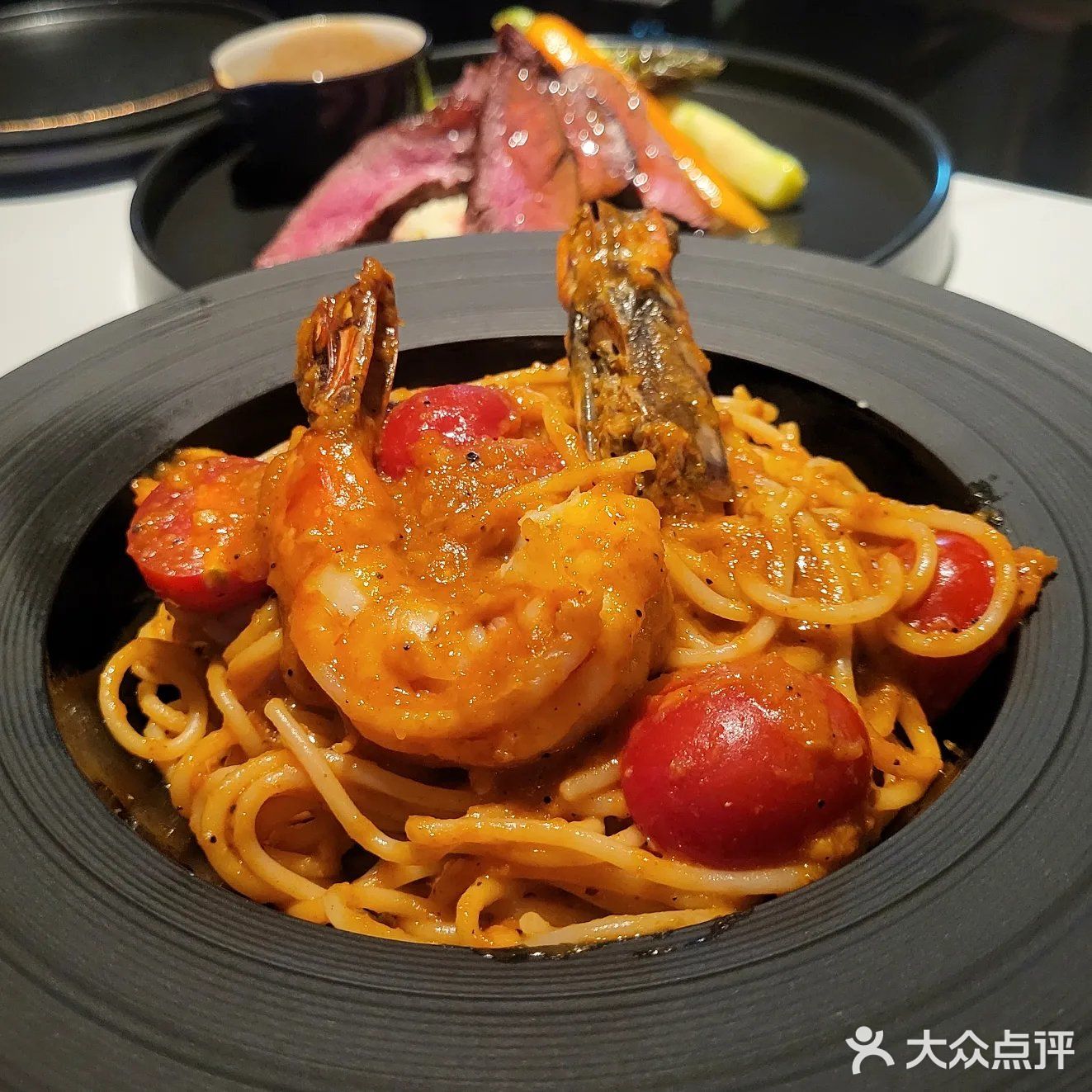 月球漫步下的晚餐