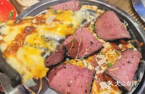 Low-Temperature Beef and Salted Egg Yolk Pizza