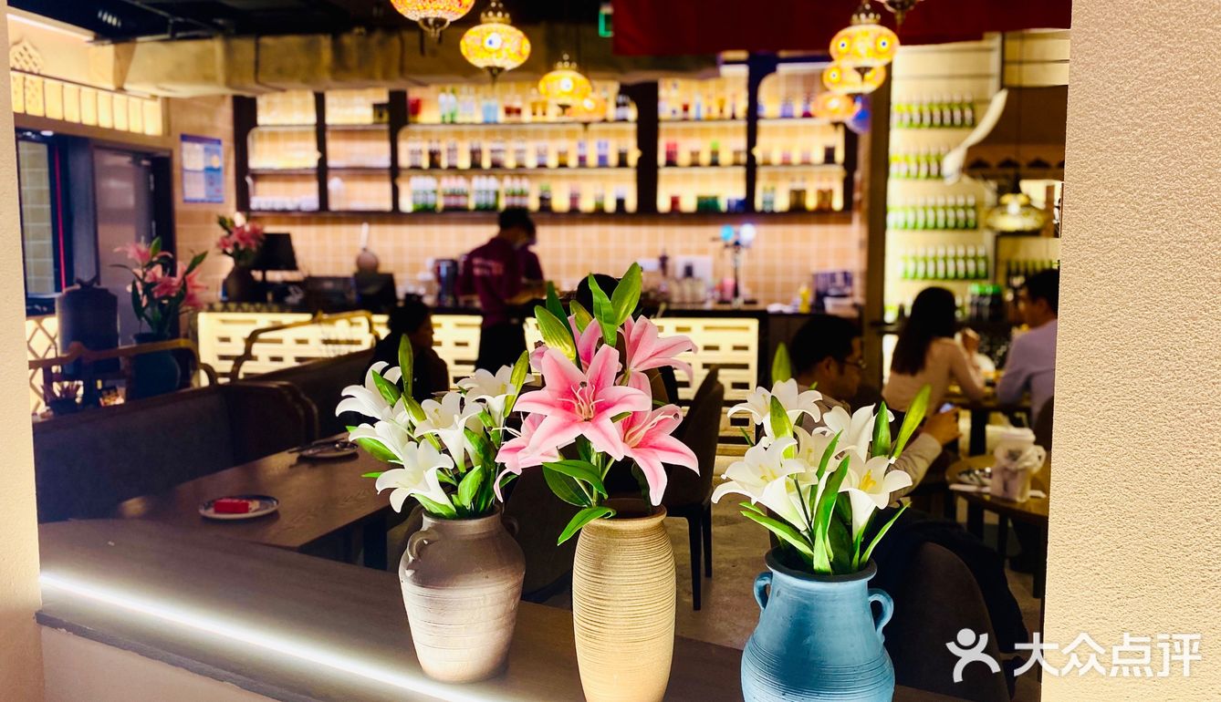 他们家的灯饰就其实就很有那种异域风情了～整个环境就在