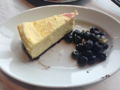 乳酪蛋糕配的蓝莓确实不错-君悦酒店·乐厨·高空自助餐(青年大街店)