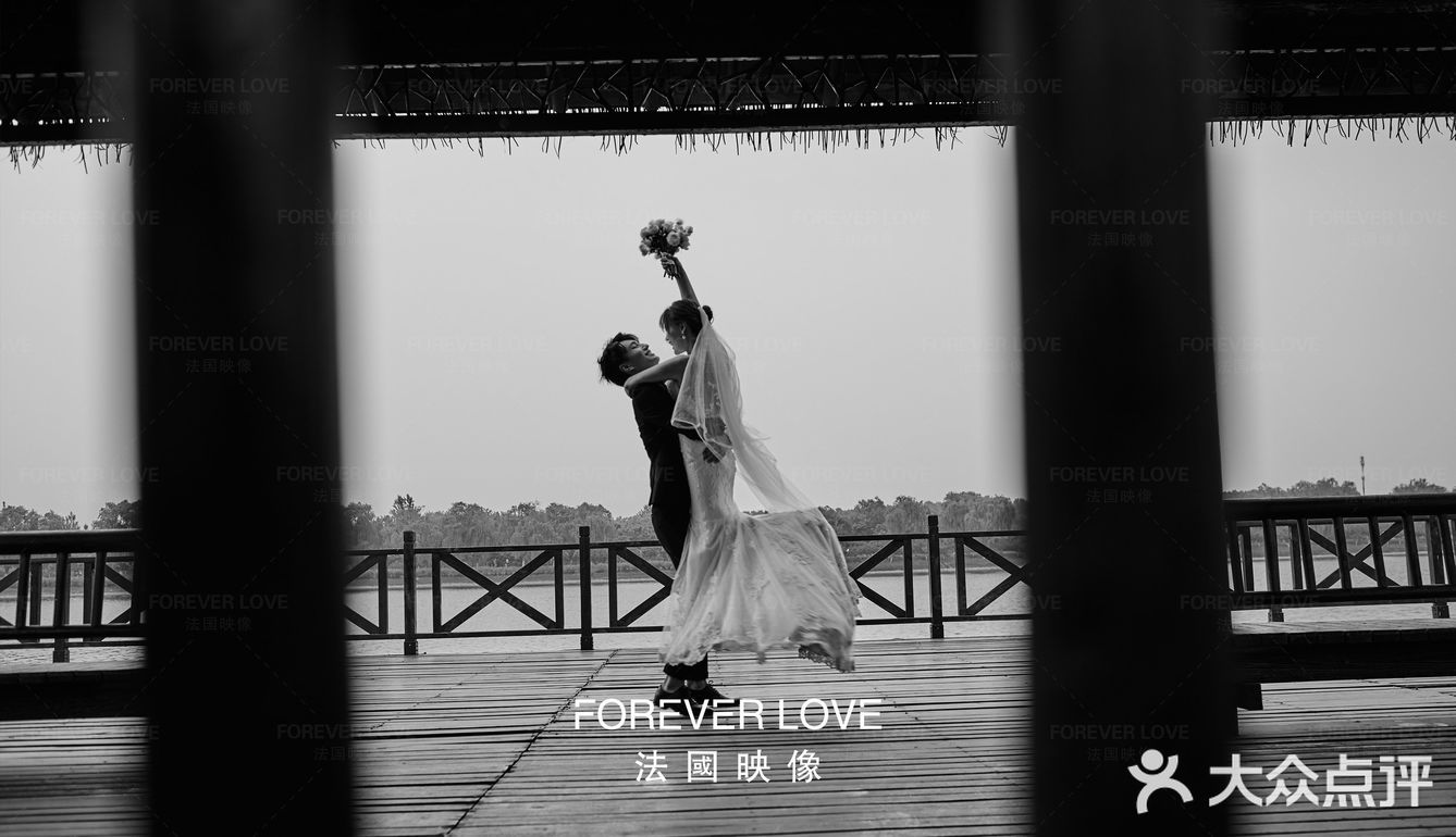 从美学和概念上探索了舞台摄影和纪实摄影之间的界限