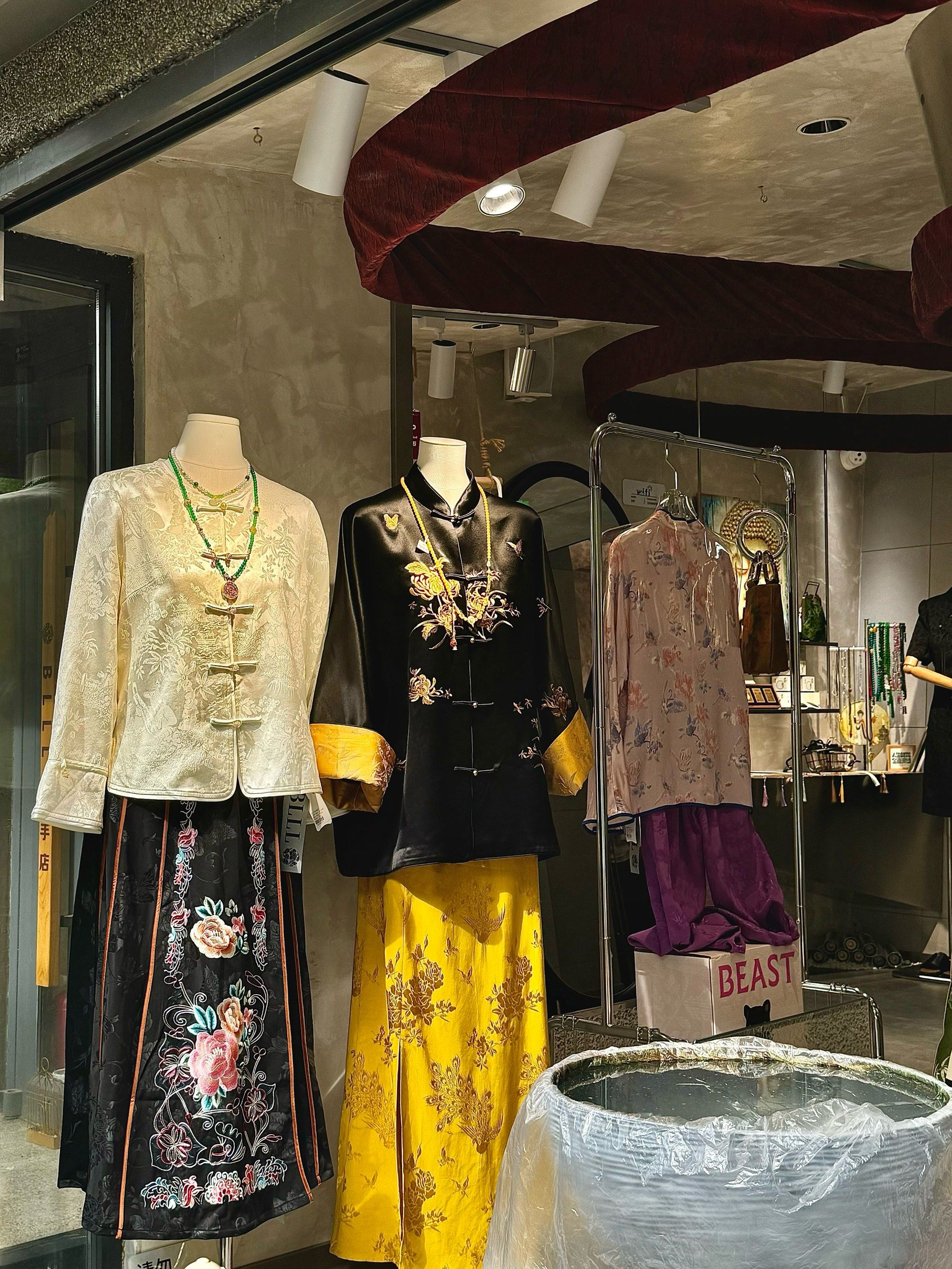 南市场新开的小服装店真的有被惊艳到
中式的古典美和时代的创新在